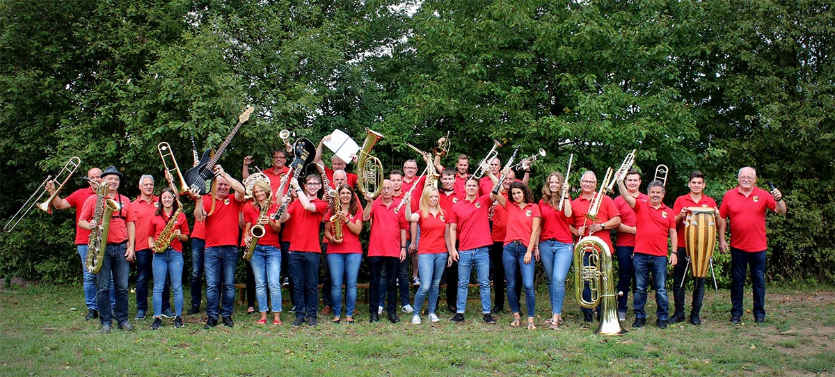 Die Musikerinnen und Musiker der Big Band Buweiler mit ihren Instrumenten